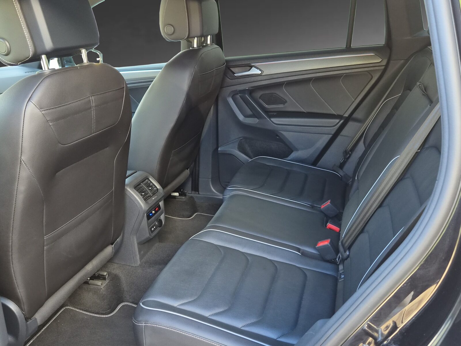 VW Tiguan R-Line, Benzin, Occasion / Gebraucht, Automatik - 7