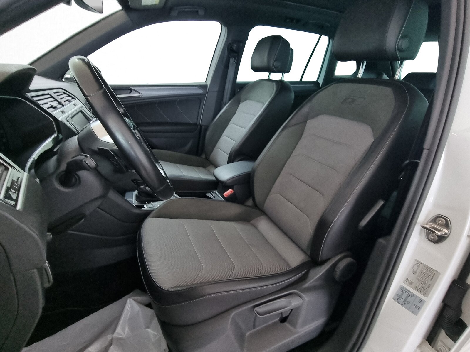 VW Tiguan 2.0 R-Line 4Motion DSG, Petrol, Second hand / Used, Automatic - 6