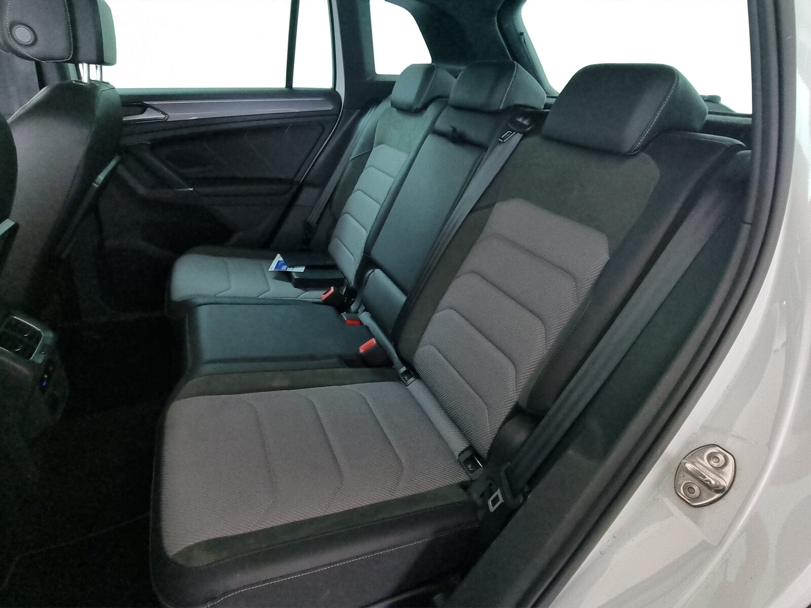 VW Tiguan 2.0 R-Line 4Motion DSG, Petrol, Second hand / Used, Automatic - 7