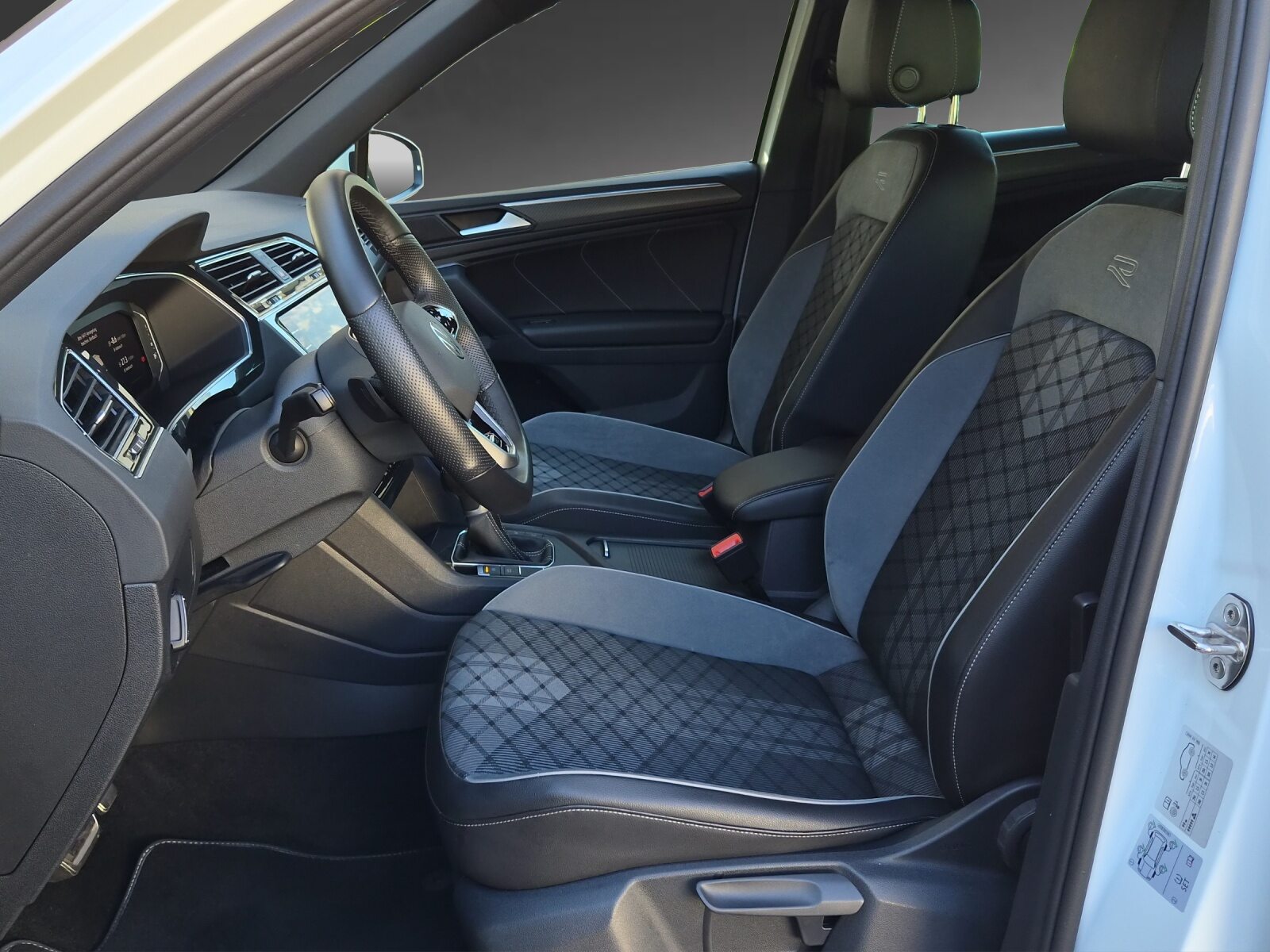 VW Tiguan R-Line SELECTION PHEV, Voll-Hybrid Benzin/Elektro, Occasion / Gebraucht, Automatik - 6