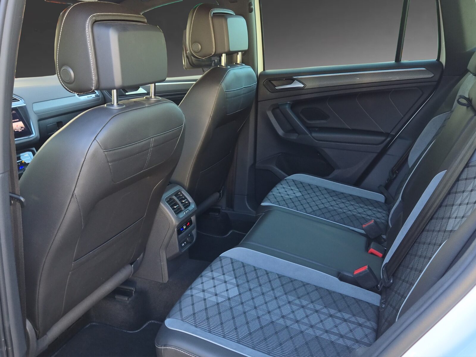 VW Tiguan R-Line SELECTION PHEV, Voll-Hybrid Benzin/Elektro, Occasion / Gebraucht, Automatik - 7