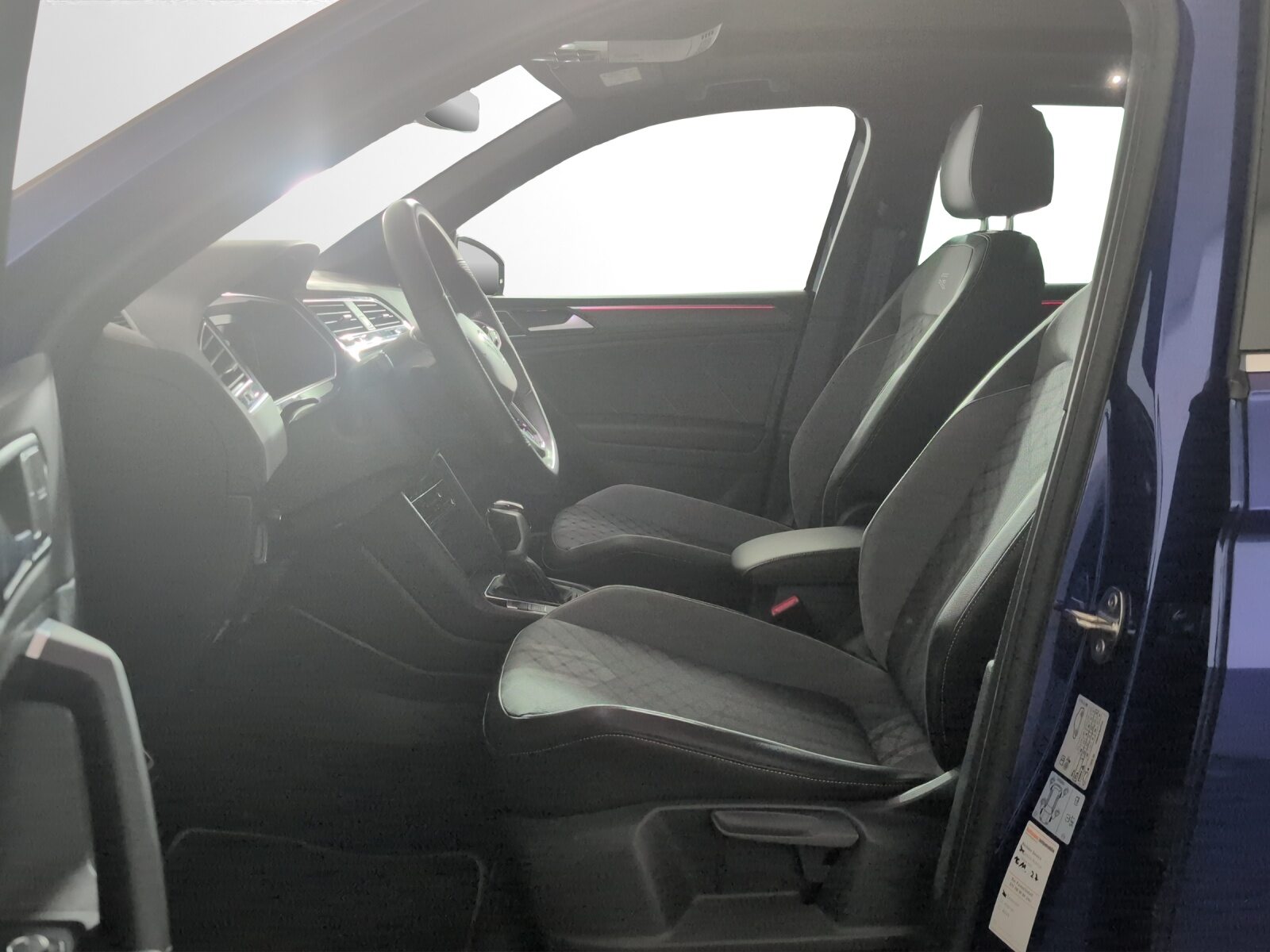 VW Tiguan R-Line, Benzin, Occasion / Gebraucht, Automatik - 6