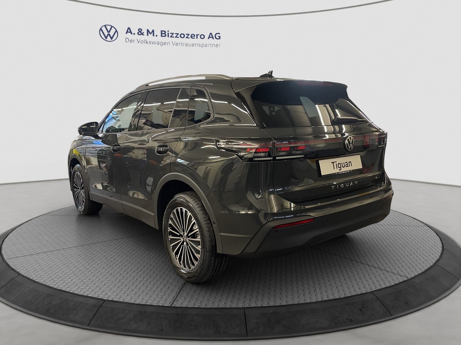 VW Tiguan UNITED, Petrol, Ex-demonstrator, Automatic - 3