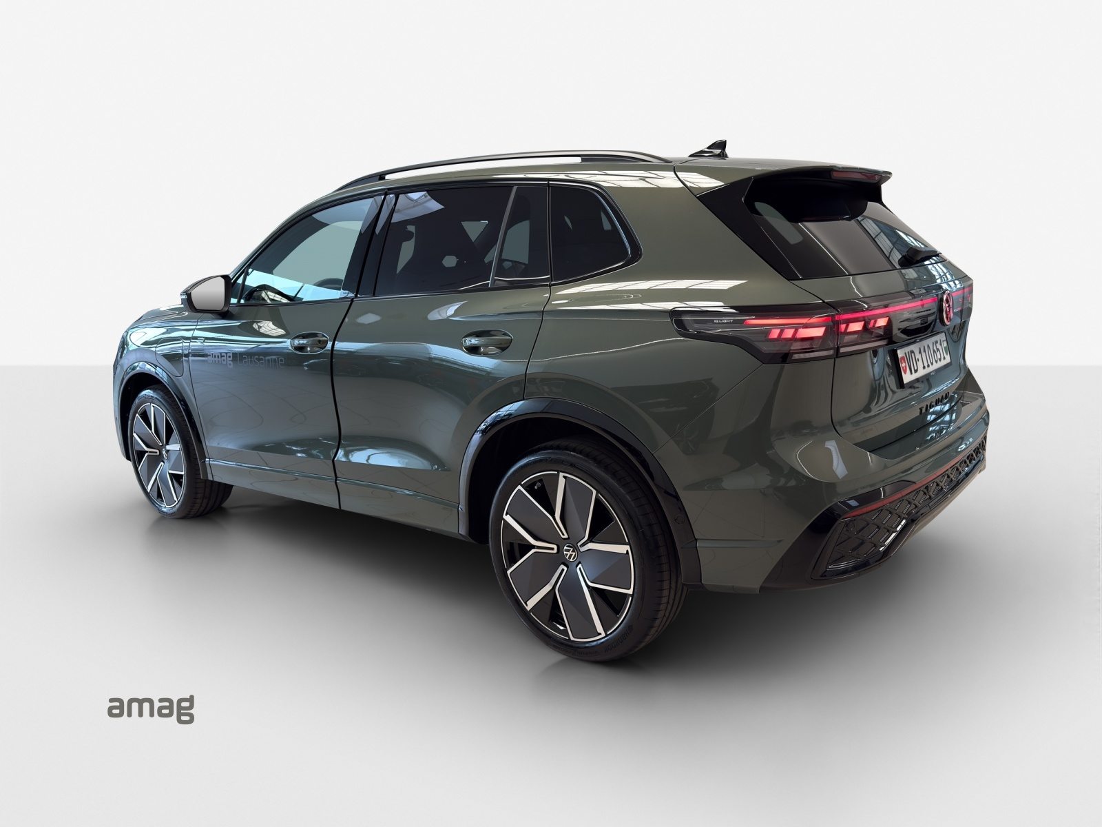 VW Tiguan R-Line UNITED, Hybride Intégral Essence/Électricité, Voiture de démonstration, Automatique - 3