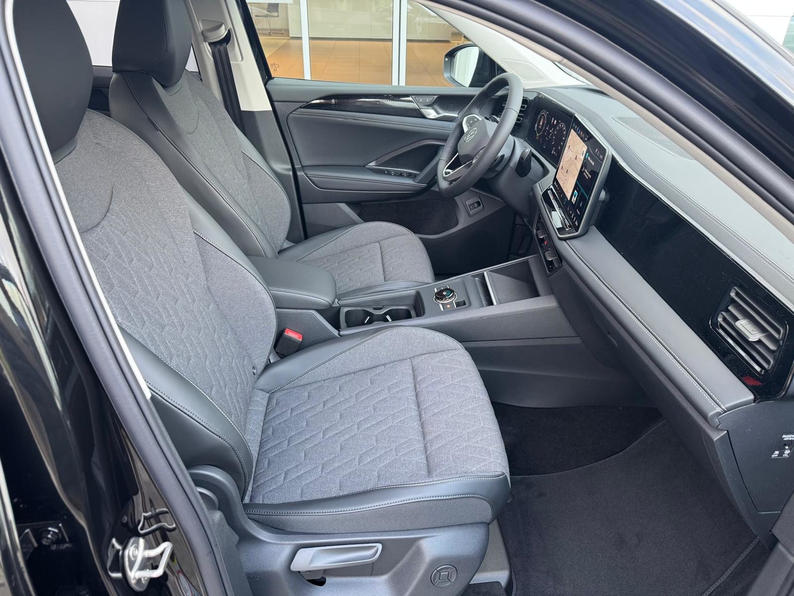 VW Tiguan UNITED, Petrol, New car, Automatic - 3