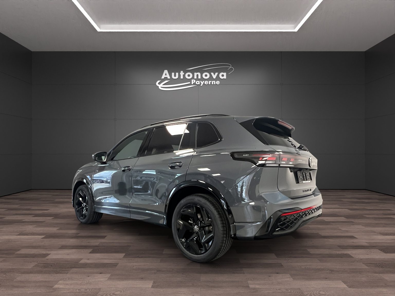 VW Tiguan R-Line, Petrol, New car, Automatic - 4