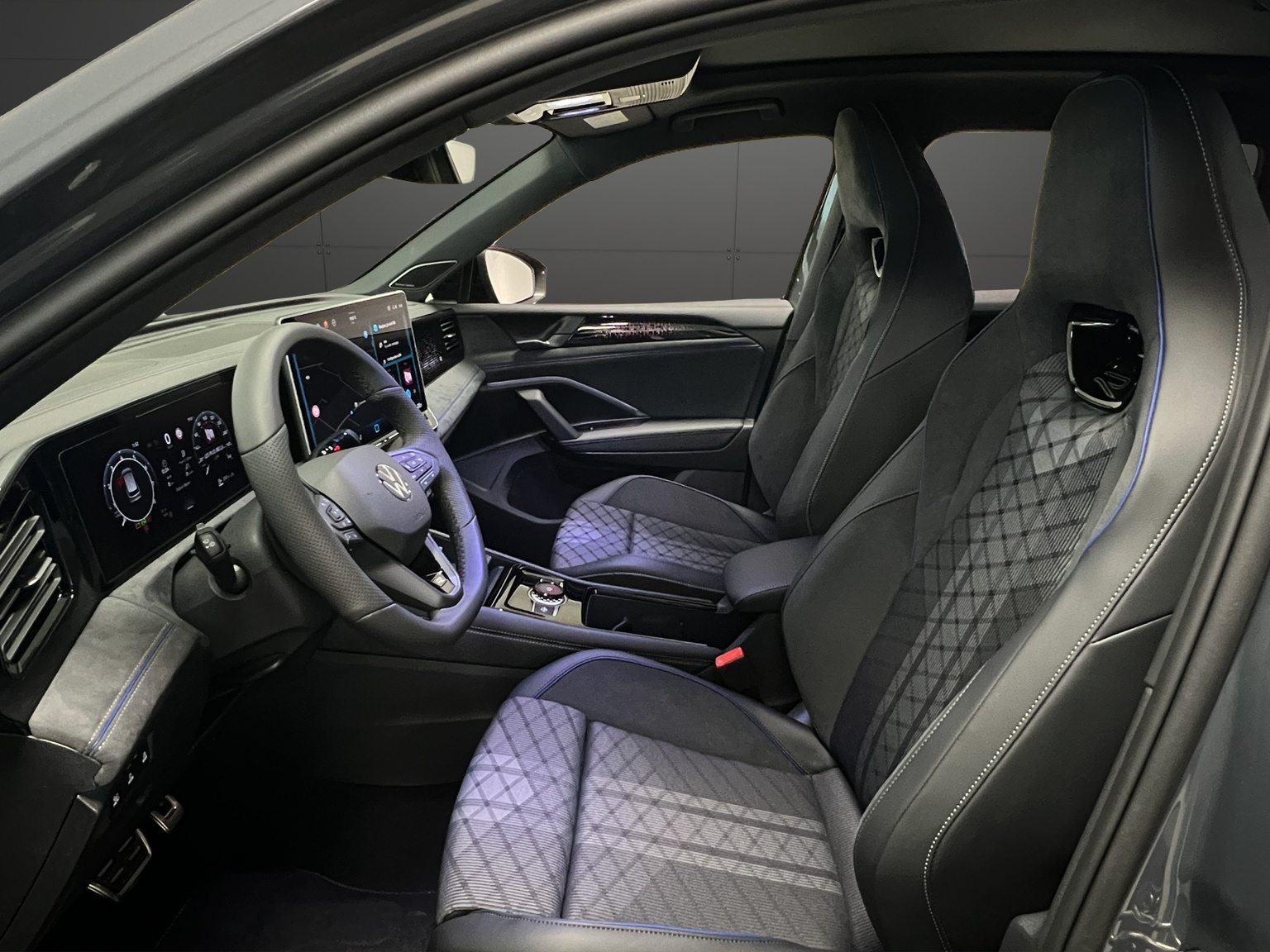 VW Tiguan R-Line, Petrol, New car, Automatic - 6