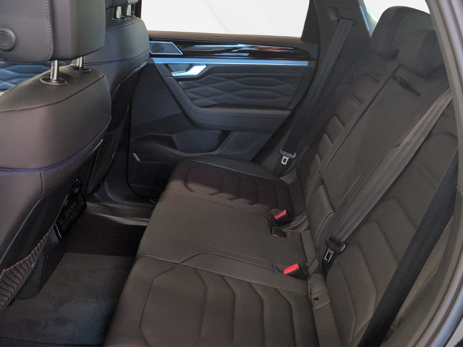 VW Touareg R UNITED, Full-Hybrid Petrol/Electric, New car, Automatic - 7
