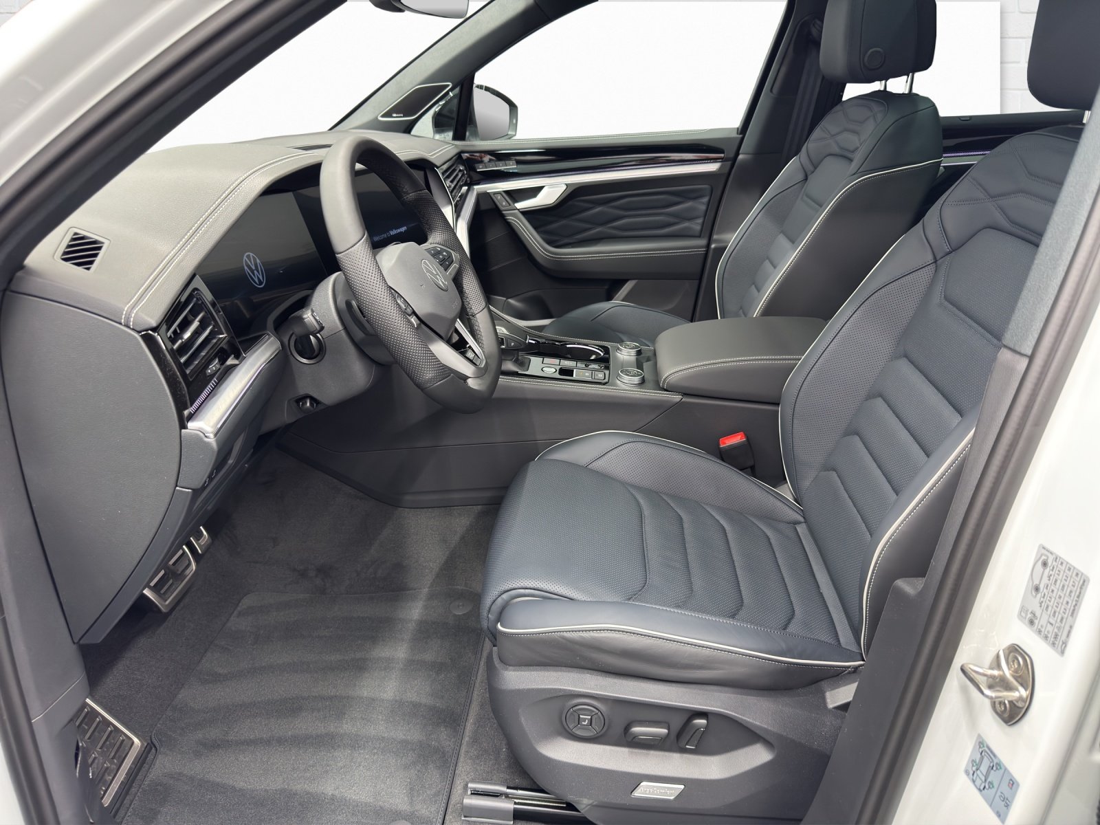 VW Touareg 3.0 V6 TSI R-Line, Petrol, New car, Automatic - 7
