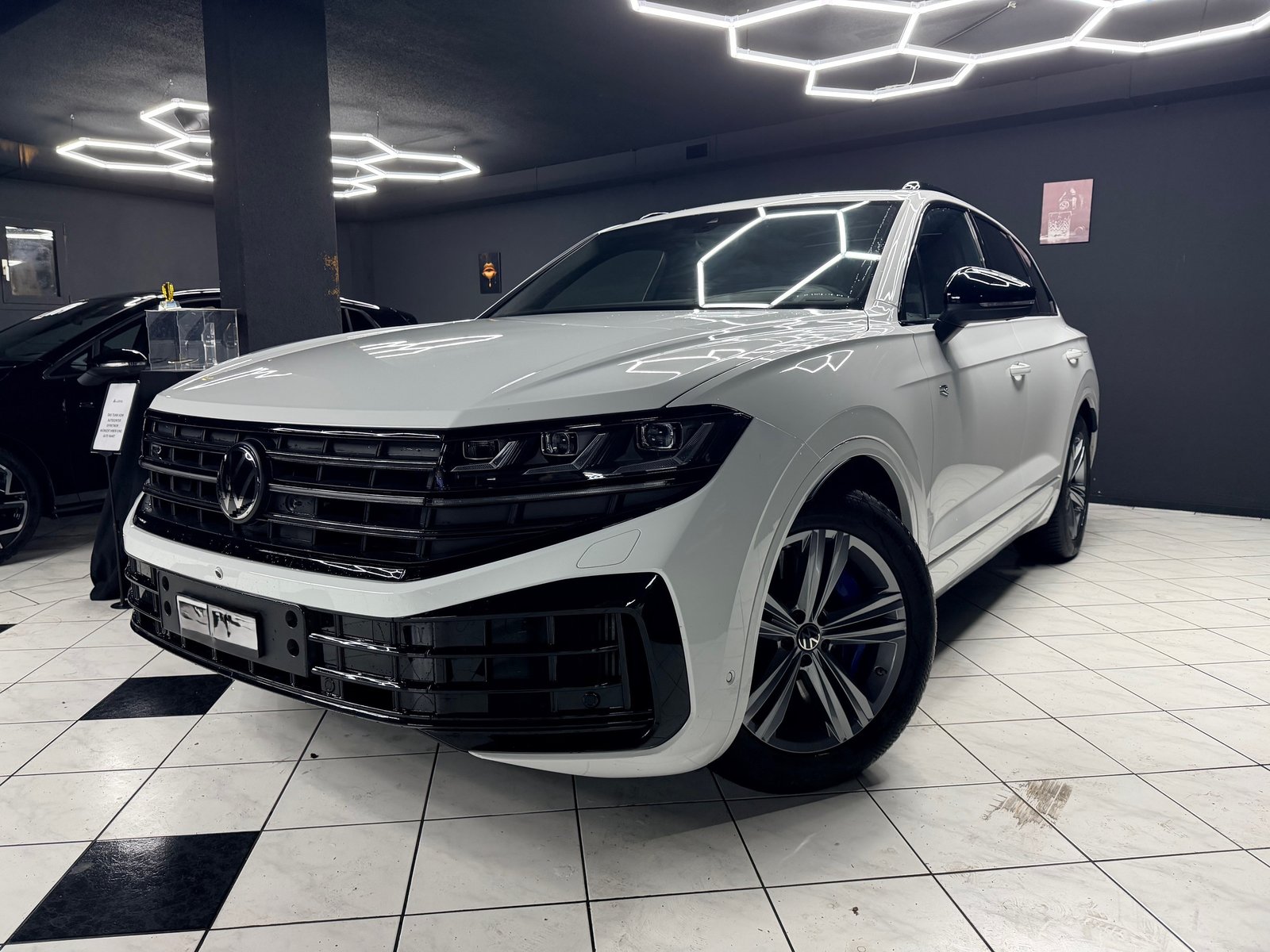 VW Touareg 3.0TSIeHyb R, Hybride Rechargeable Essence/Électricité, Occasion / Utilisé, Automatique - 2
