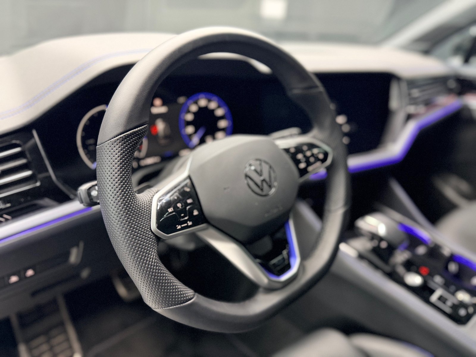 VW Touareg 3.0TSIeHyb R, Hybride Rechargeable Essence/Électricité, Occasion / Utilisé, Automatique - 7