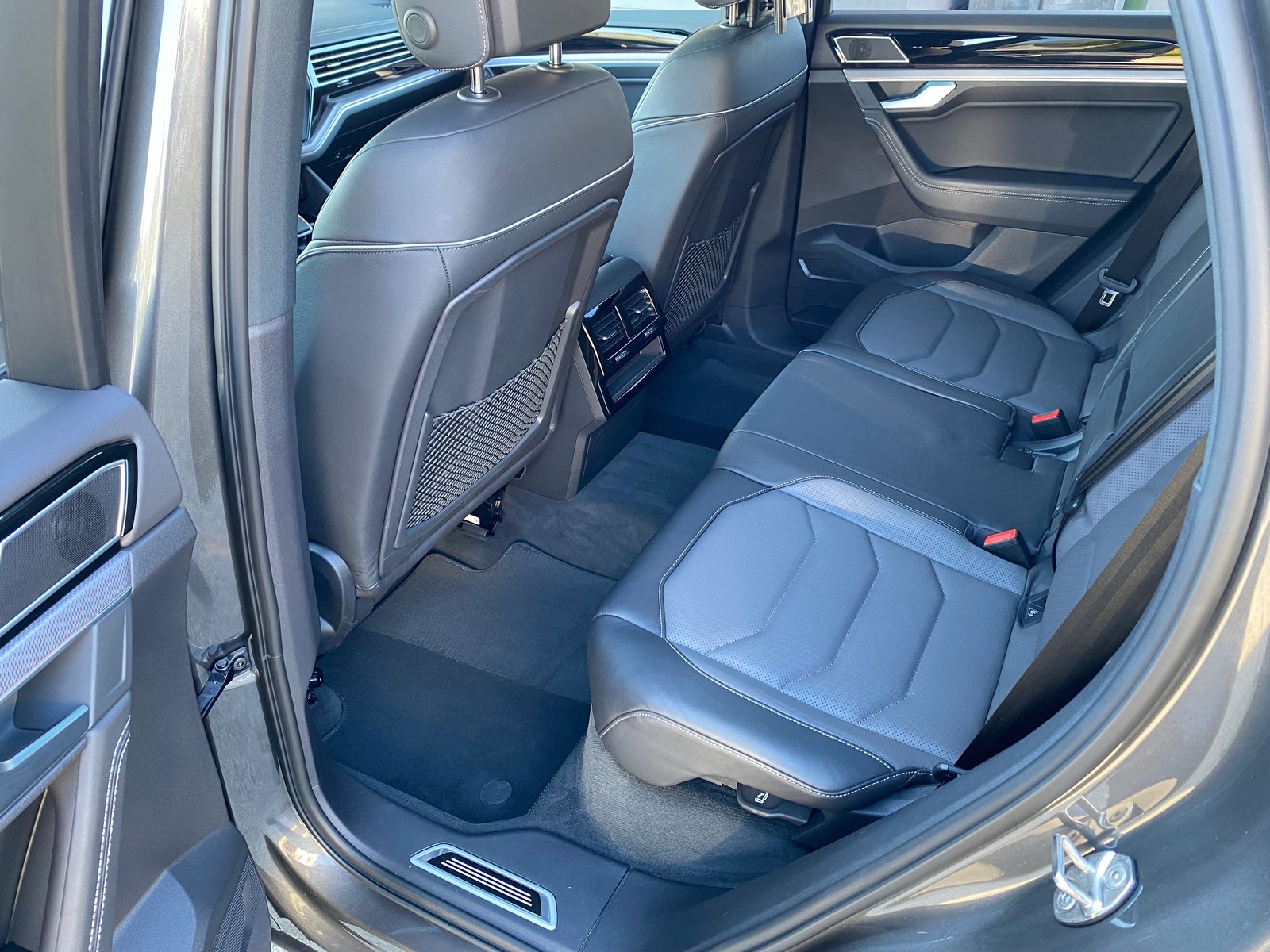 VW Touareg 3.0 TSI 340PS Black-Style R-Line 4x4 Tiptronic To, Petrol, Second hand / Used, Automatic - 7