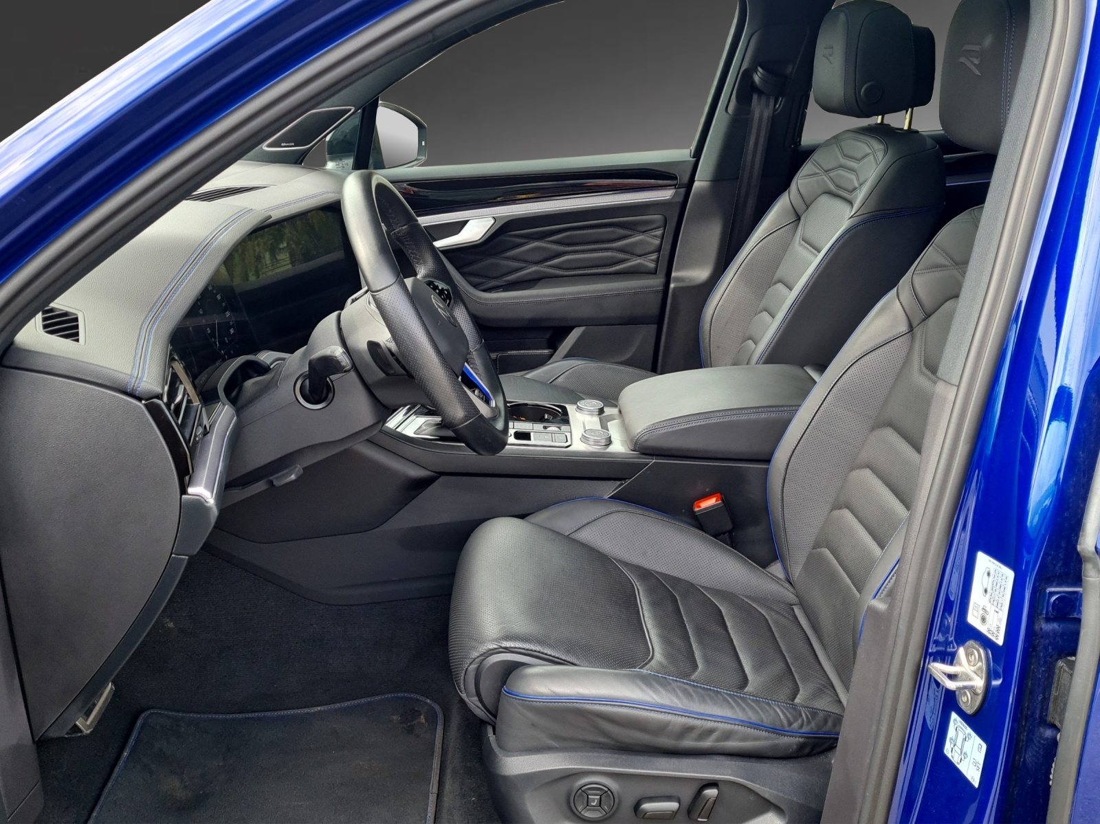 VW Touareg R, Full-Hybrid Petrol/Electric, Second hand / Used, Automatic - 6