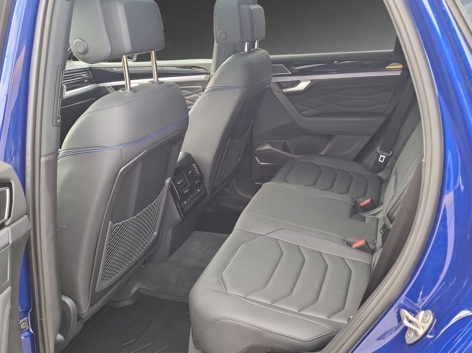 VW Touareg R, Full-Hybrid Petrol/Electric, Second hand / Used, Automatic - 7