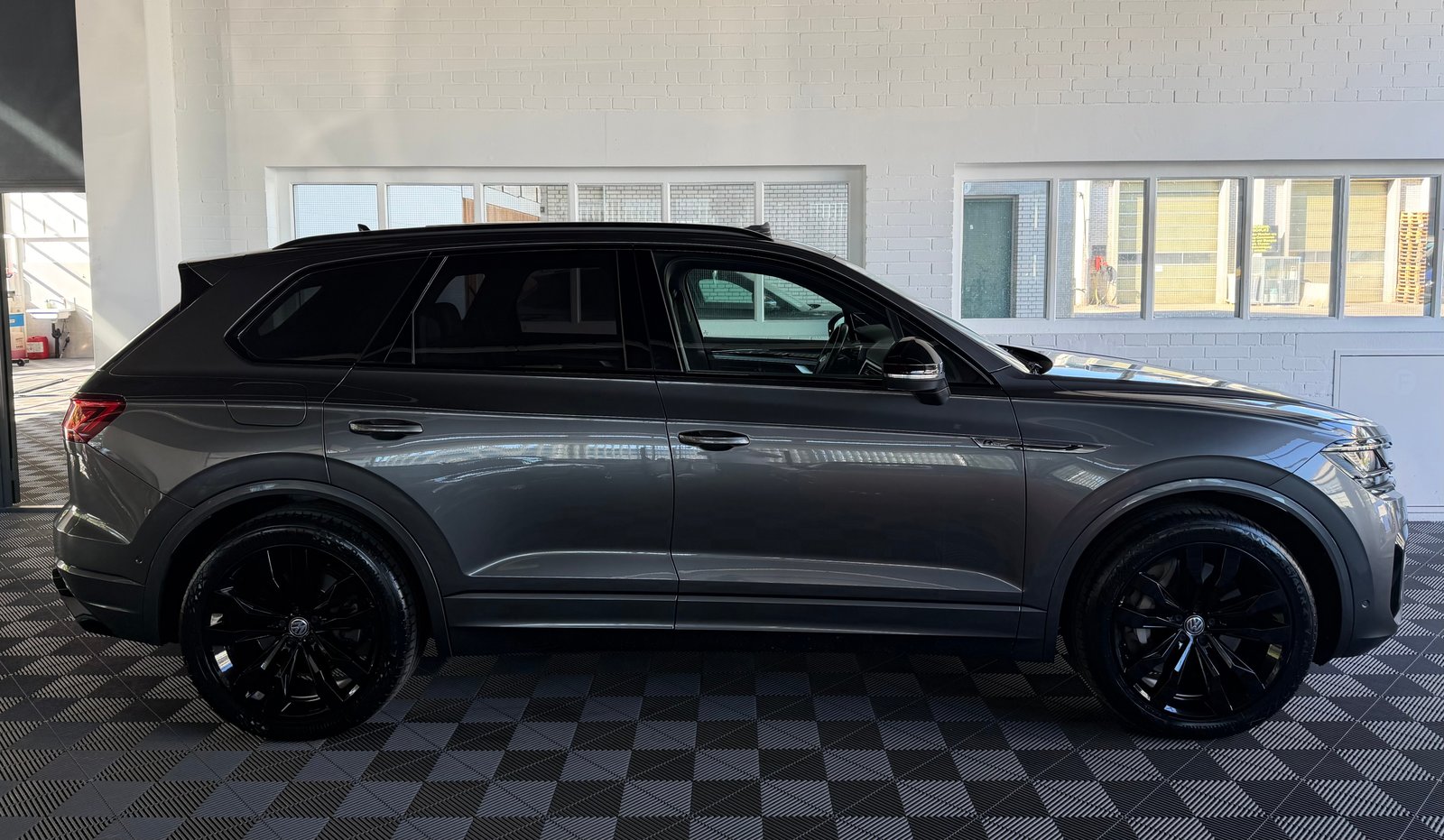 VW Touareg 4.0 V8 TDI 421 PS R-Line 4X4 4MOTION Tiptronic, Diesel, Second hand / Used, Automatic - 2