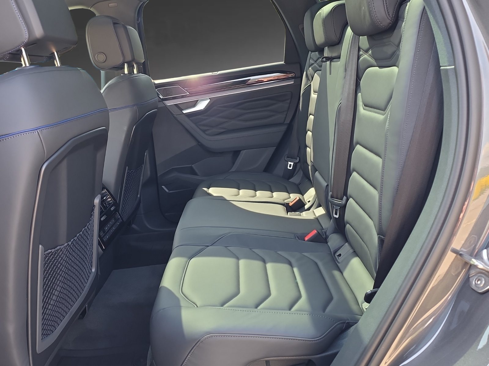 VW Touareg R Final Edition, Full-Hybrid Petrol/Electric, Second hand / Used, Automatic - 7