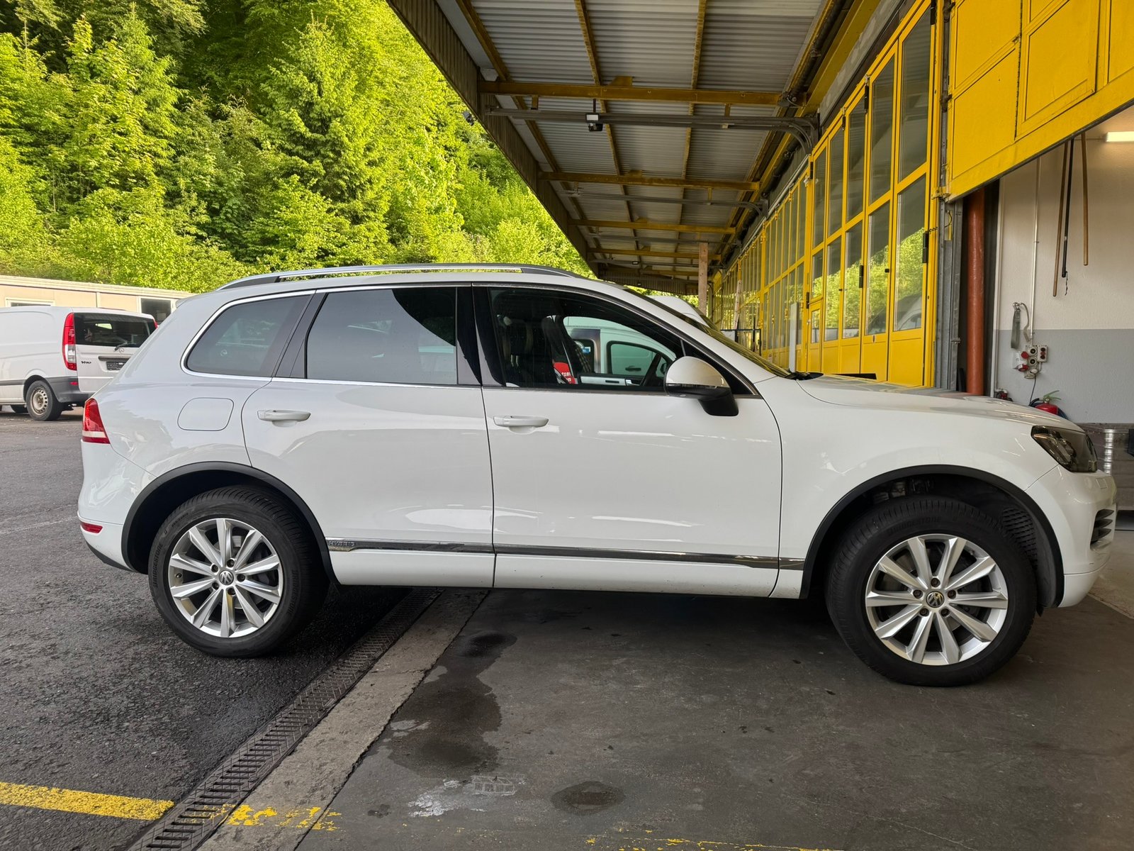 VW Touareg 3.0 TSI Hybrid Tiptronic, Full-Hybrid Petrol/Electric, Second hand / Used, Automatic - 4