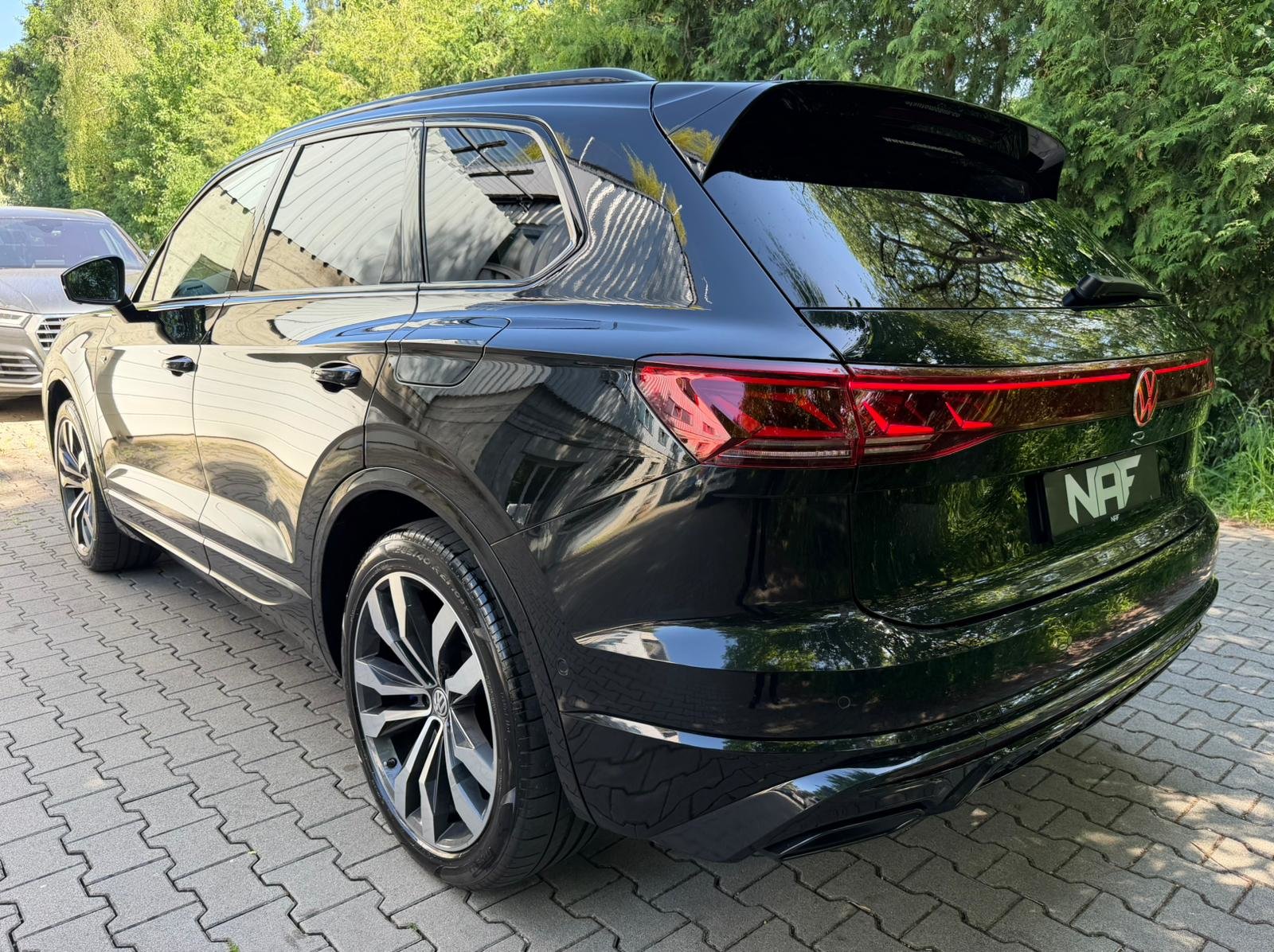 VW Touareg 3.0 TSI R eHybrid Tiptronic, Plug-in-Hybrid Petrol/Electric, Second hand / Used, Automatic - 3