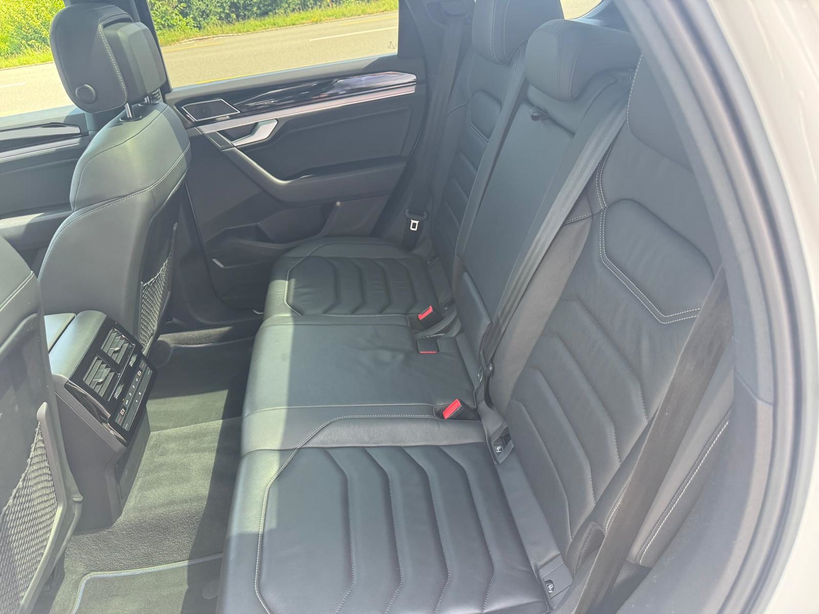 VW Touareg R, Full-Hybrid Petrol/Electric, Second hand / Used, Automatic - 7