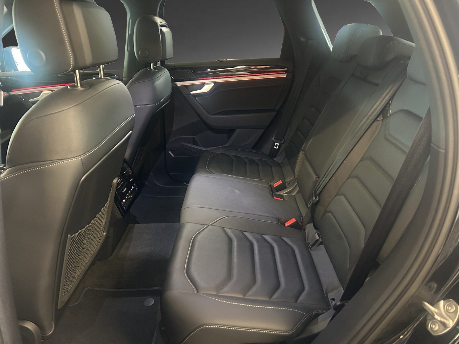 VW Touareg R, Full-Hybrid Petrol/Electric, Second hand / Used, Automatic - 7