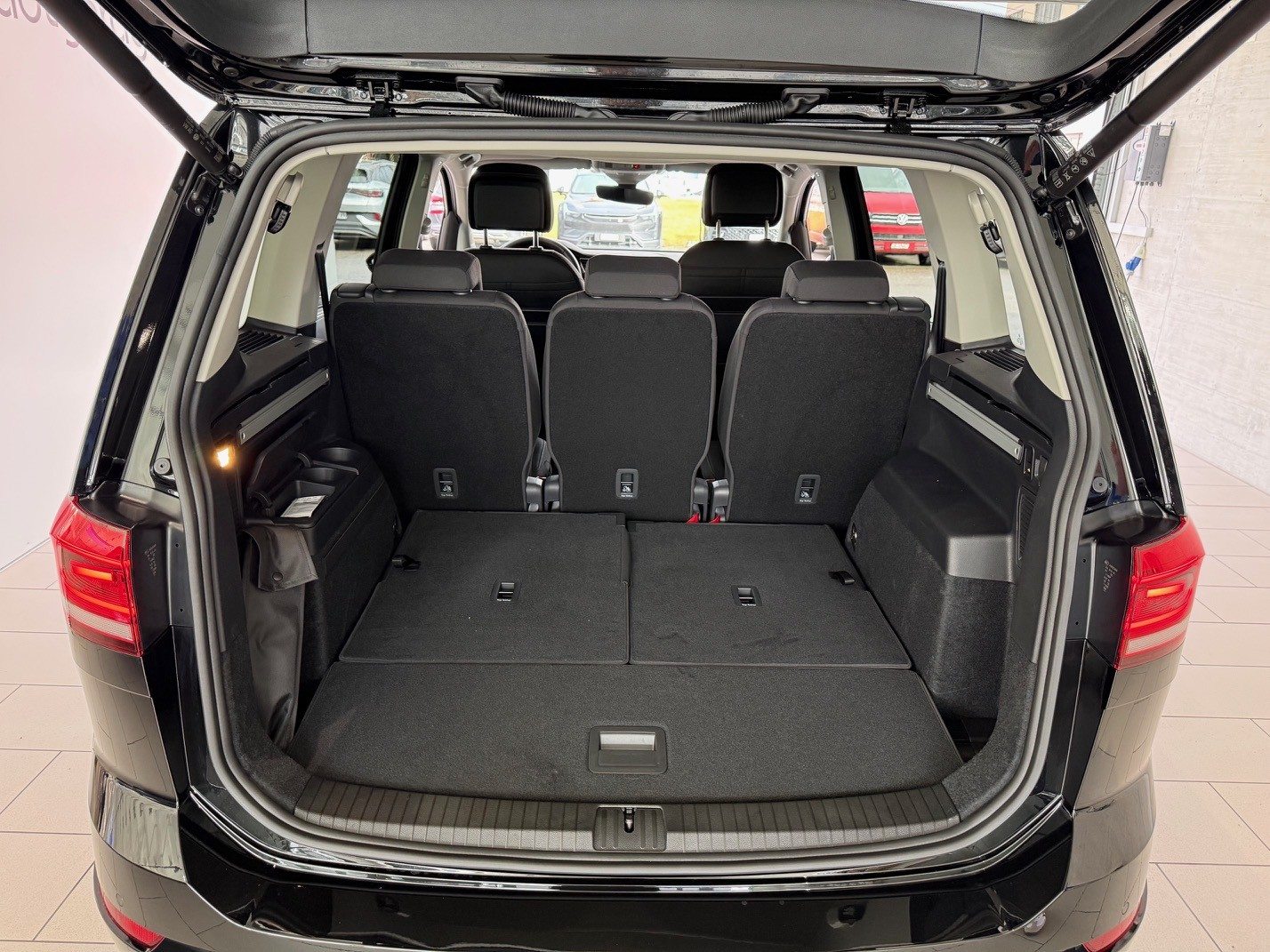 VW Touran UNITED, Essence, Occasion / Utilisé, Automatique - 6
