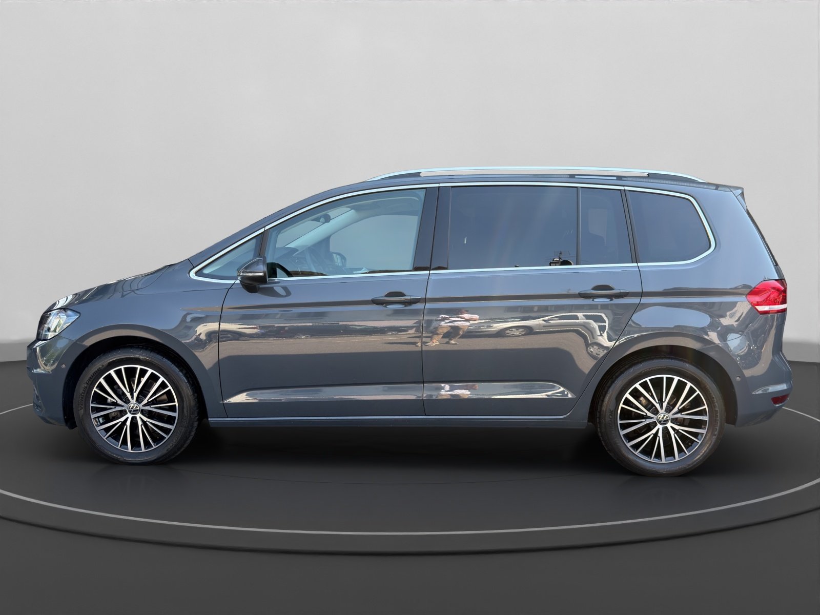VW Touran 1.5 TSI Highline DSG, Petrol, Second hand / Used, Automatic - 2