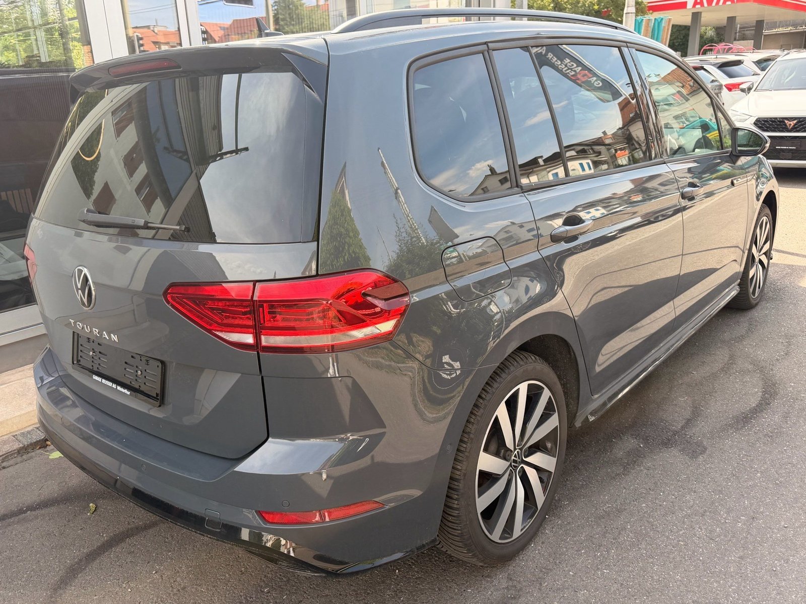 VW Touran 1.5 TSI Highline R-LINE *** TOPAUSGESTATTETER FAMI, Petrol, Second hand / Used, Automatic - 4