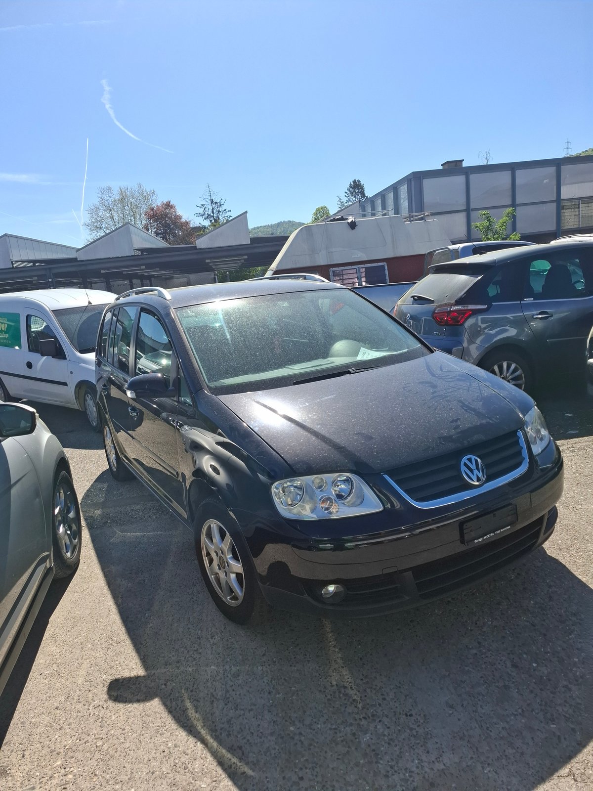 VW Touran 2.0 FSI Trendline, Petrol, Second hand / Used, Manual - 2