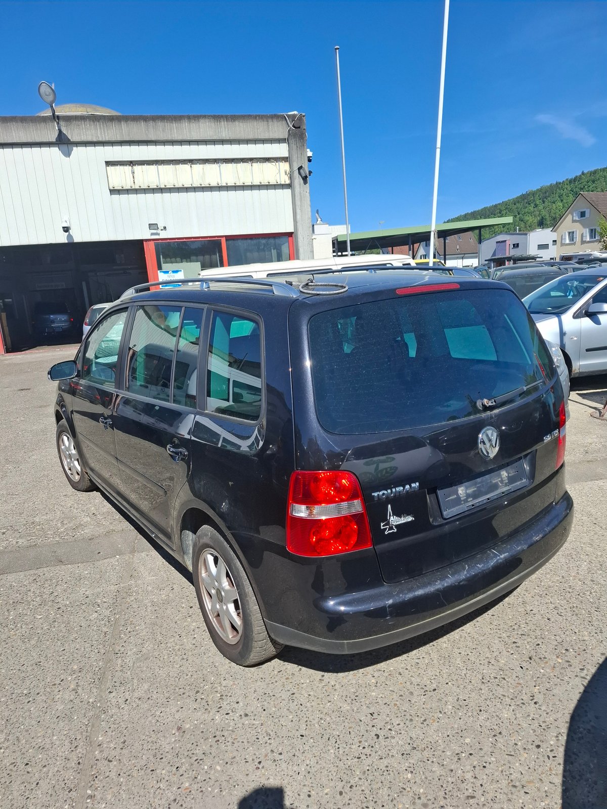VW Touran 2.0 FSI Trendline, Petrol, Second hand / Used, Manual - 5
