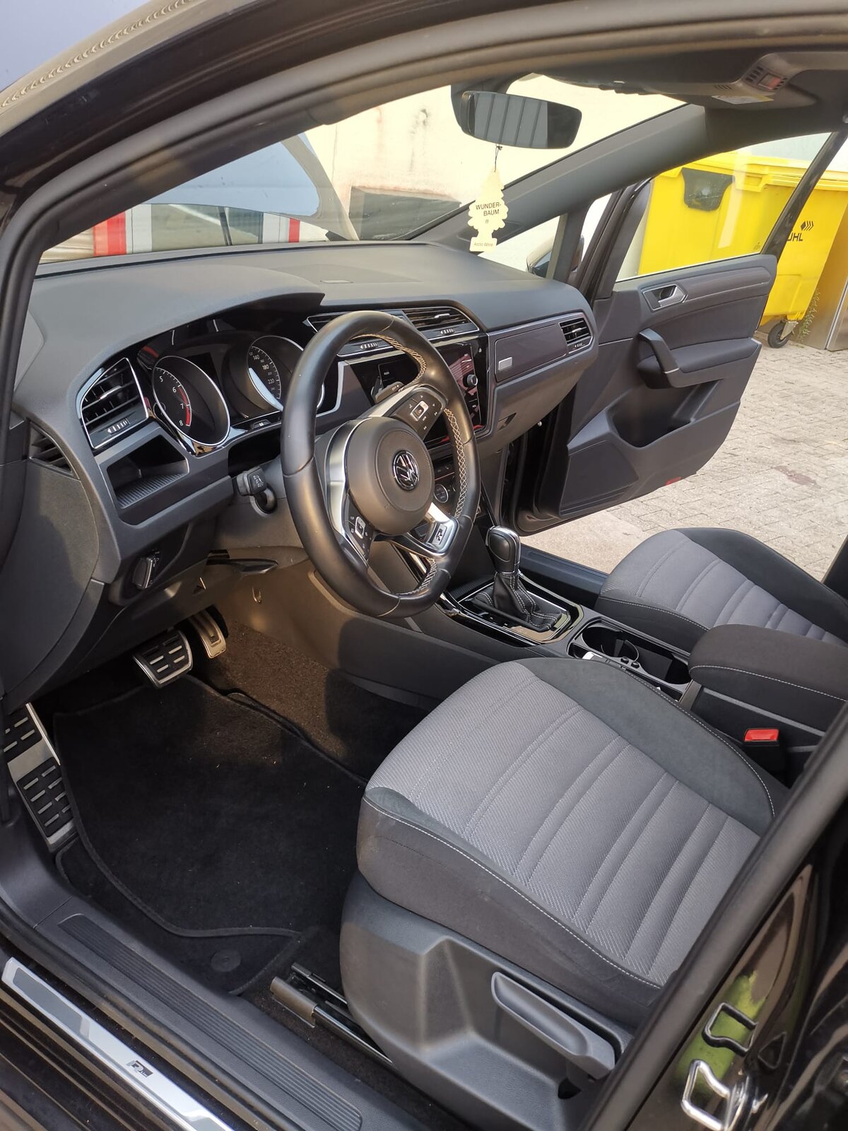 VW Touran 1.5 TSI EVO Highline DSG R-line ** 7-Sitzer ** Ab MF, Benzin, Occasion / Gebraucht, Automatik - 2