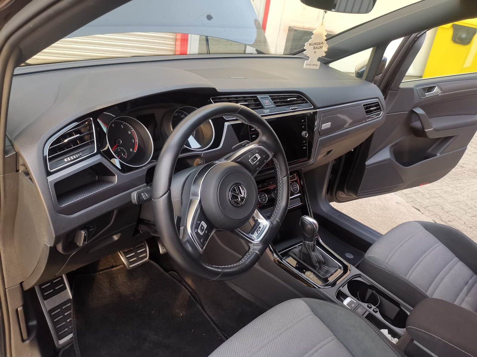 VW Touran 1.5 TSI EVO Highline DSG R-line ** 7-Sitzer ** Ab MF, Benzin, Occasion / Gebraucht, Automatik - 3