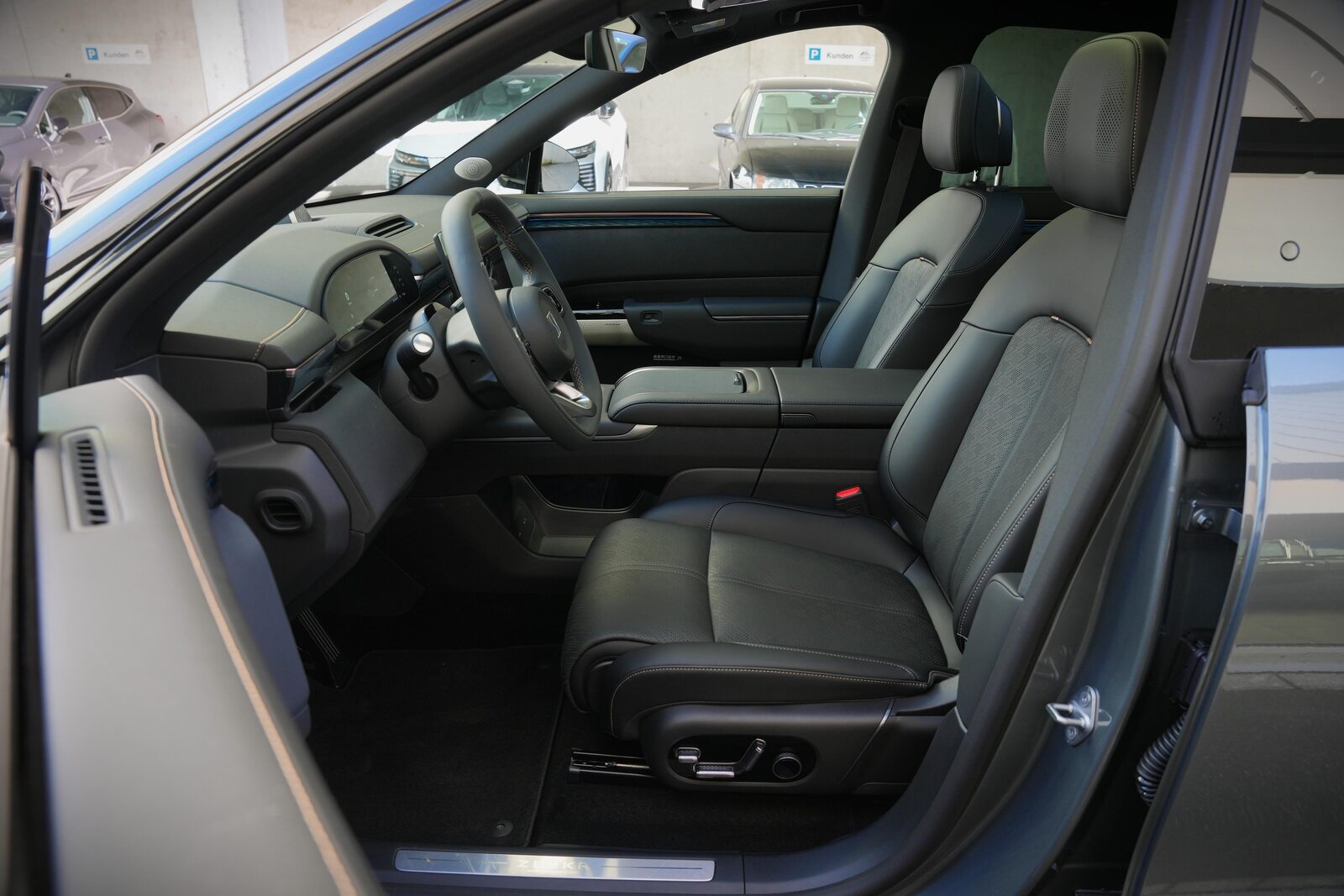 ZEEKR 7X Privilege AWD, Electric, Ex-demonstrator, Automatic - 7